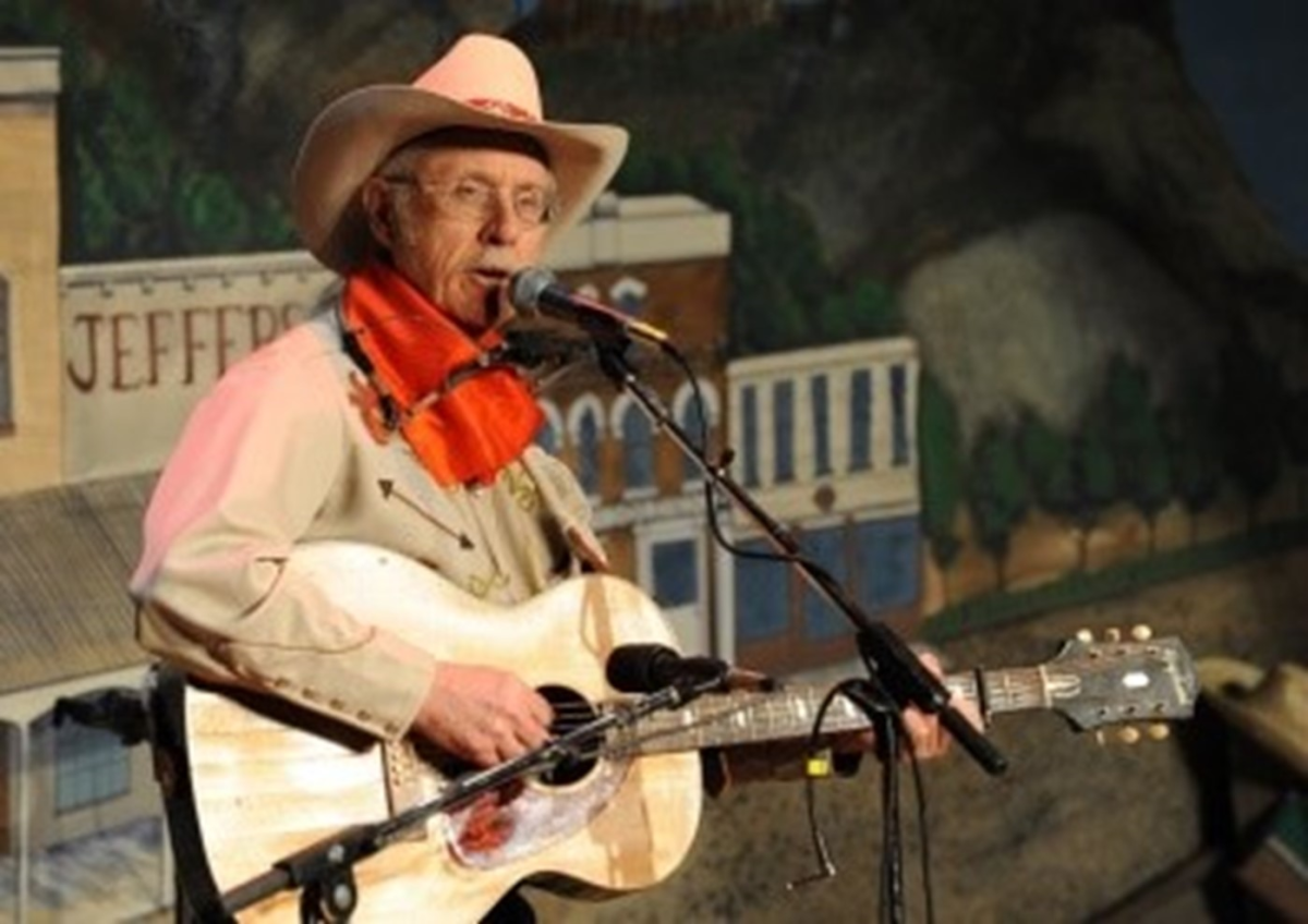 Folk singer Bob Bovee will perform at Club Prior on Jan. 8.