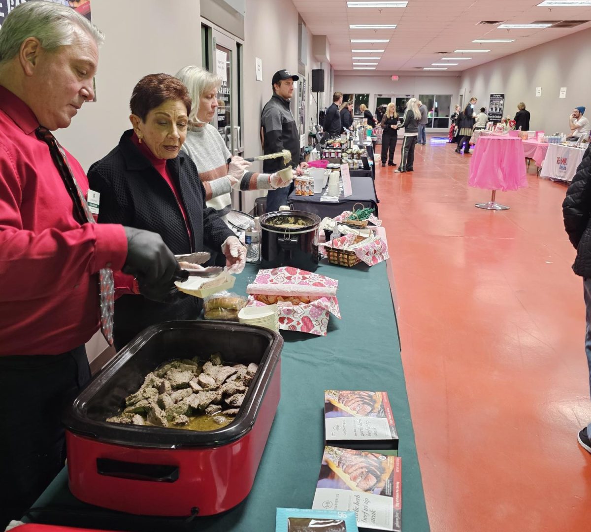 Lunds and Byerlys staff members served up tasty samples at the chamber's "Flavors of February" event. (Photo by Dianne Backlund)